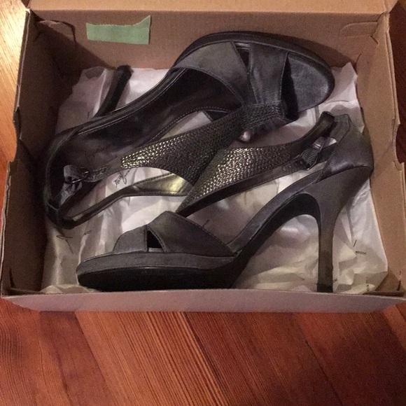 Jacqueline Ferrar Grey Heels - Picture 2 of 4